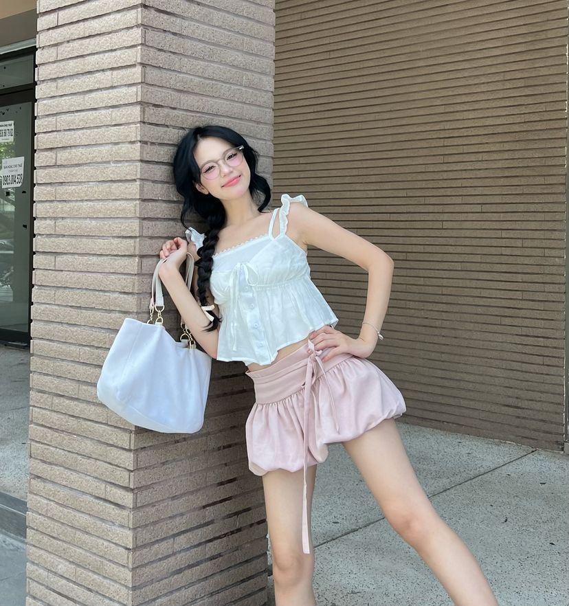 Chân váy bí sẽ trở thành điểm nhấn giúp outfit của bạn thêm nổi bật. Ảnh: internet.