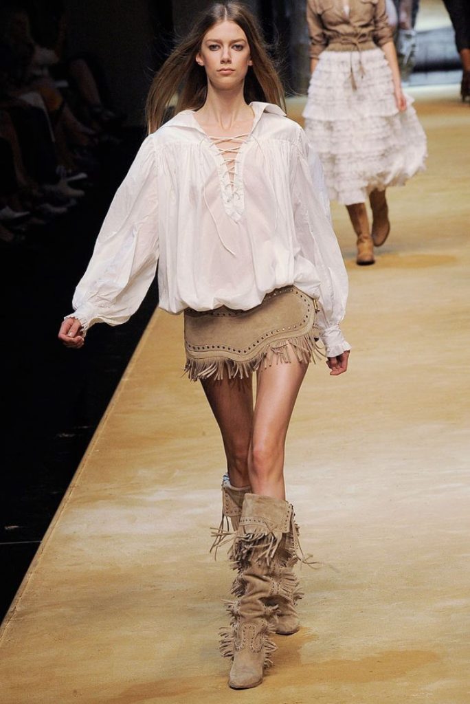 Phụ kiện tua rua tỏa sáng trên sàn catwalk. Ảnh: internet.