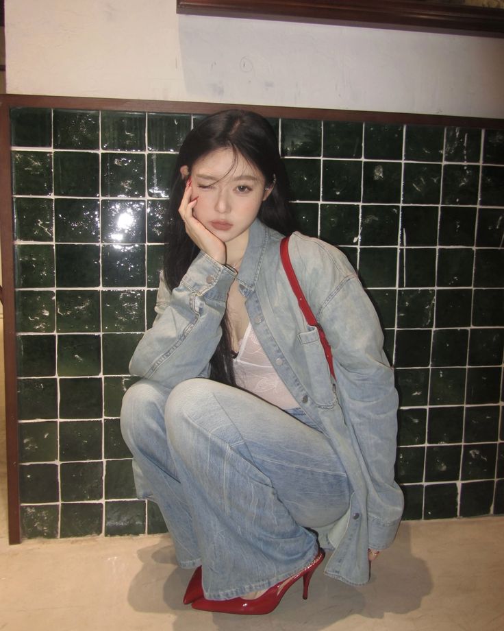 Set đồ denim on denim nữ trong xu hướng. Ảnh: internet.
