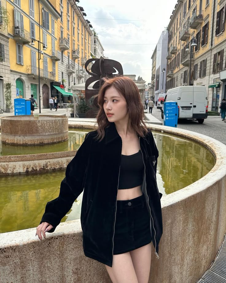 Sana đầy thần thái với phong cách all-black. Ảnh: instagram @m.by__sana.