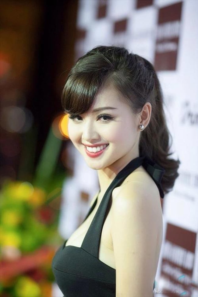 Cô nàng ghi dấu ấn với gương mặt trong sáng, nụ cười rạng rỡ và phong cách nhẹ nhàng chuẩn “ngọc nữ”. Ảnh: internet.
