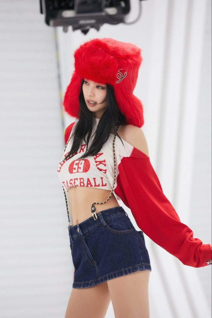 Jennie khoe vòng eo săn chắc với áo crop, chân váy denim và mũ lông đỏ nổi bật. Ảnh: internet.