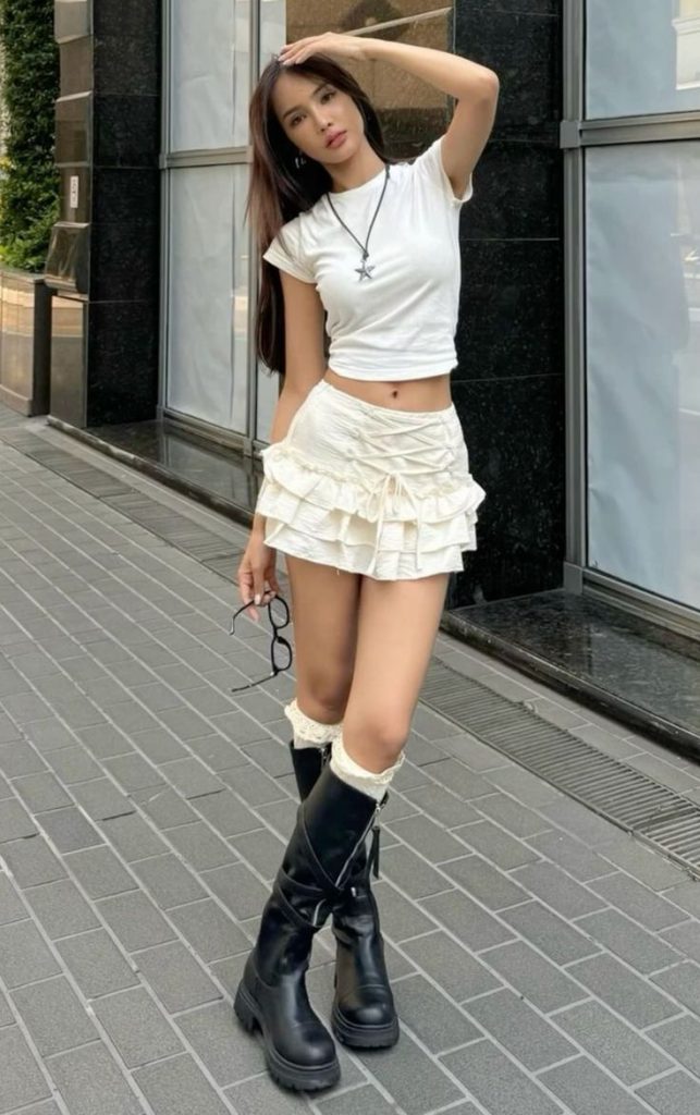 Không chỉ là phụ kiện để giữ ấm, giày boots đã trở thành tuyên ngôn thời trang cho mọi cô gái. Ảnh: internet.