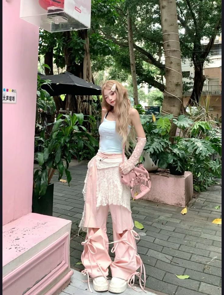 Phối đồ cùng màu hồng pastel giúp nàng vừa ngọt ngào vừa thời thượng. Ảnh: internet.