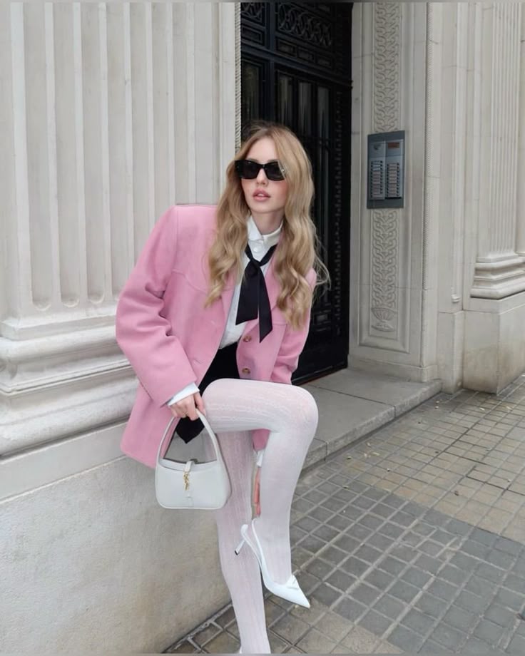 Phối đồ cùng màu hồng pastel giúp nàng vừa ngọt ngào vừa thời thượng. Ảnh: internet.