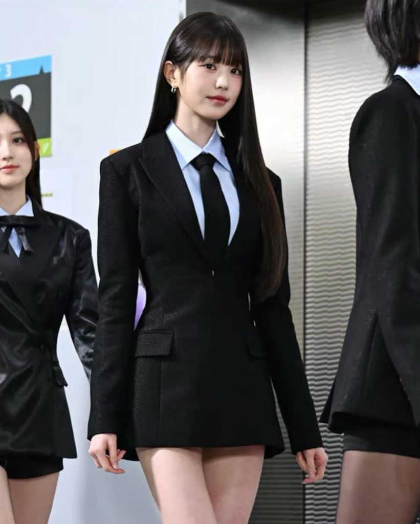 Jang Wonyoung (IVE) diện suit tông đen phối sơ mi xanh nhạt, điểm nhấn khuy vàng sang trọng – cá tính nhưng không kém phần quyến rũ. Ảnh: internet.