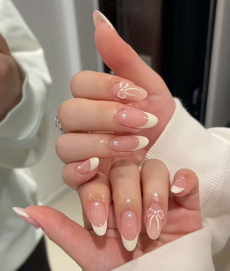 French nails – tinh tế và vượt thời gian. Ảnh: internet.