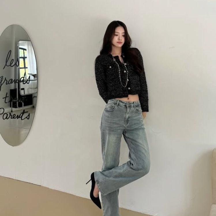 Áo tweed ngắn và quần jeans vintage đang dẫn đầu xu hướng. Ảnh: internet.