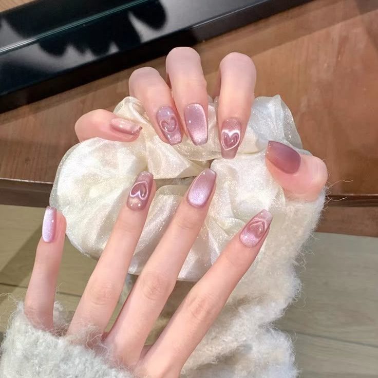 Cat eye nails – ánh sáng bí ẩn của đá quý. Ảnh: internet.