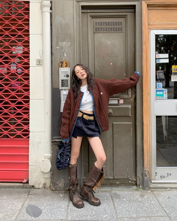Không chỉ là phụ kiện để giữ ấm, giày boots đã trở thành tuyên ngôn thời trang cho mọi cô gái. Ảnh: internet.