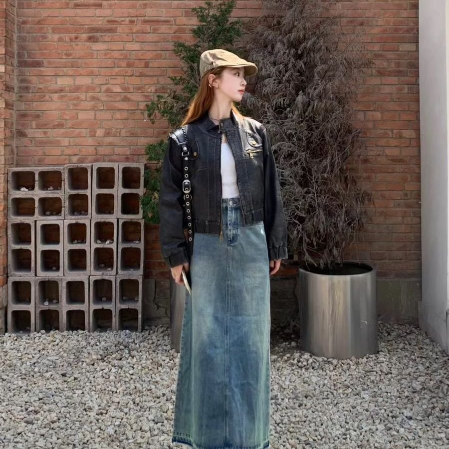 Chân váy denim phối với áo khoác. Ảnh: internet.