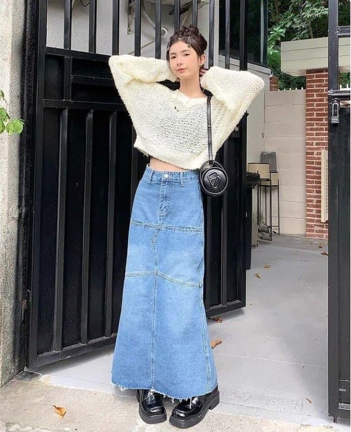 Chân váy denim dài phối với áo len. Ảnh: internet.