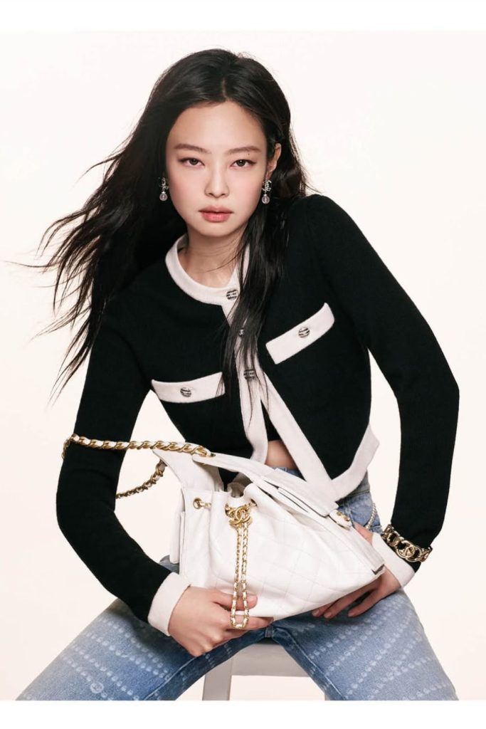 Không phải ngẫu nhiên mà mỗi lần Jennie xuất hiện với một thiết kế mới của Chanel, mạng xã hội đều bùng nổ. Ảnh: instagram @jennierubyjane.