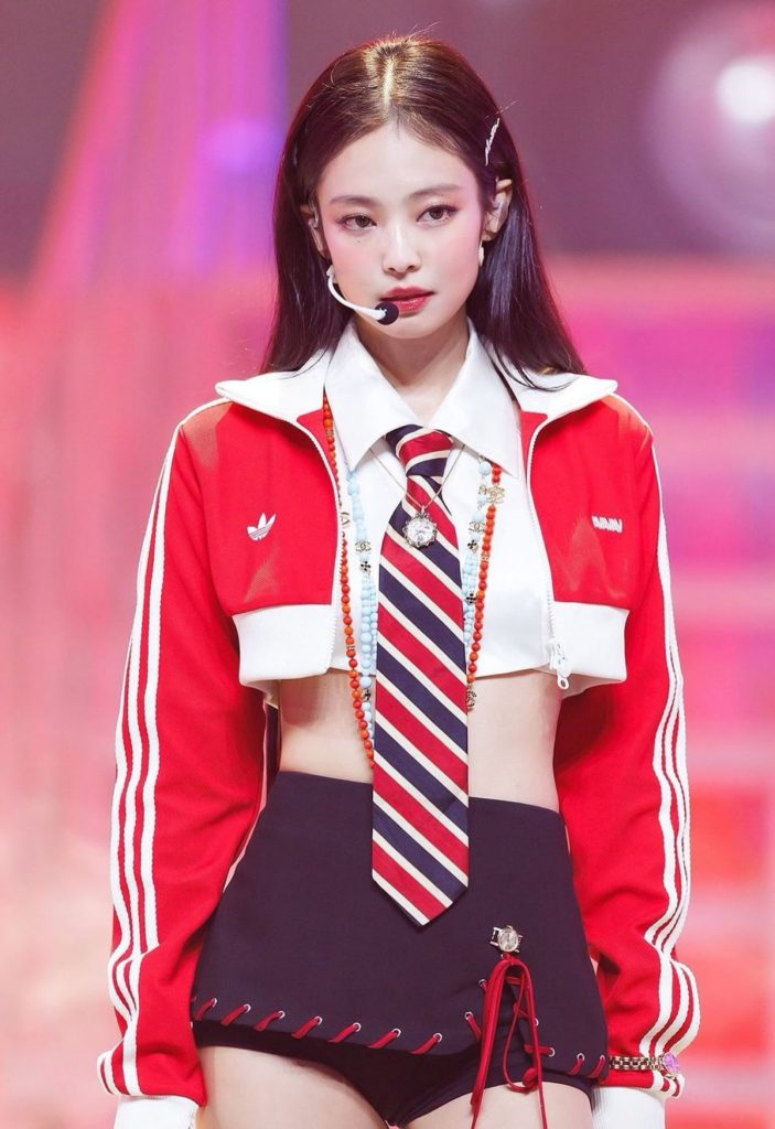 Crop jacket thể thao phối cà vạt kẻ, thần thái lạnh lùng nhưng cuốn hút. Ảnh: internet.