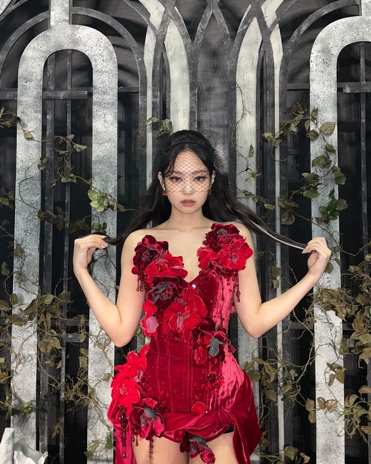Váy corset đỏ thêu hoa tinh xảo, tôn vòng eo nhỏ nhắn, vừa sang chảnh vừa nữ tính. Ảnh: internet.