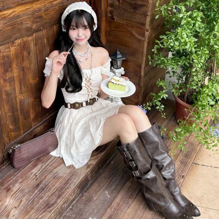 Boots với đầm – phá cách và sang chảnh. Ảnh: internet.