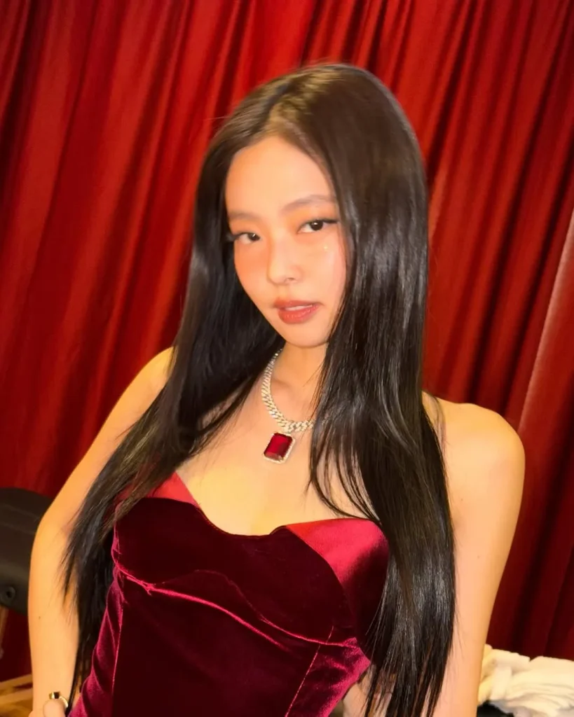 Nếu sắc đen mang đến sự sang trọng huyền bí thì sắc đỏ lại chính là “mảnh ghép quyền lực” giúp Jennie tỏa sáng trên mọi sân khấu và sự kiện. Ảnh: internet.