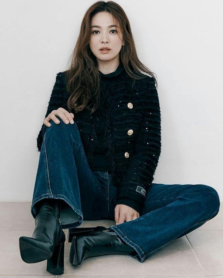 Diễn viên đình đám xứ kim chi Song Hye Kyo diện combo áo tweed và quần jeans cực chất. Ảnh: internet.