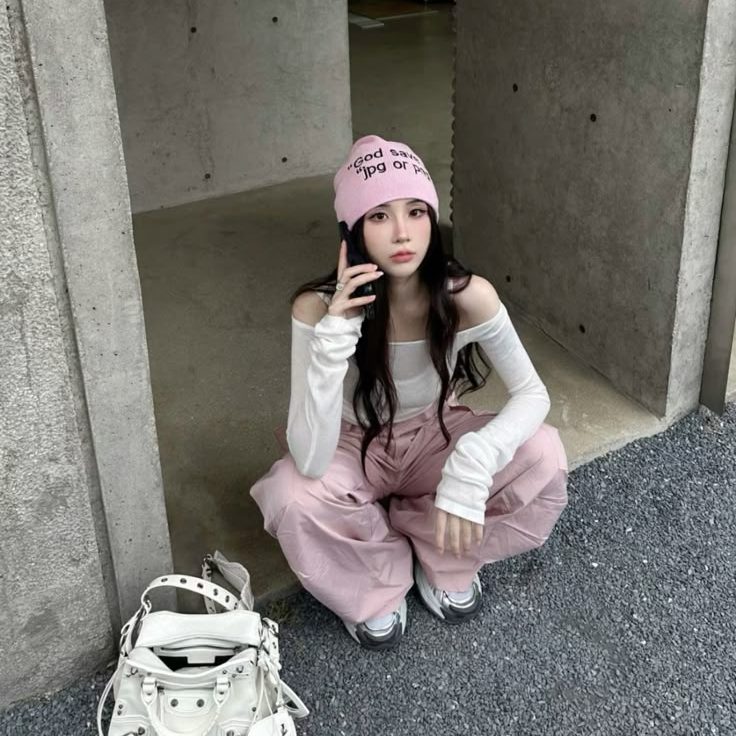 Phối đồ cùng màu hồng pastel giúp nàng vừa ngọt ngào vừa thời thượng. Ảnh: internet.