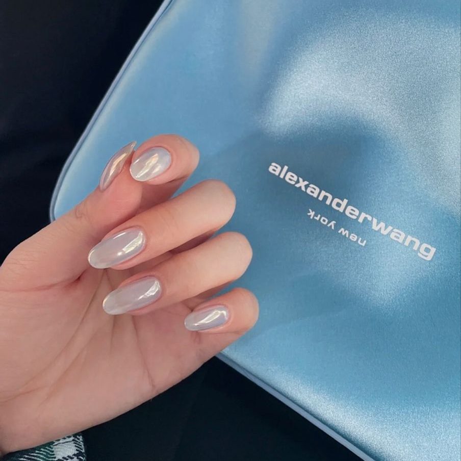 Chrome nails – hiệu ứng tráng gương sang chảnh. Ảnh: internet.