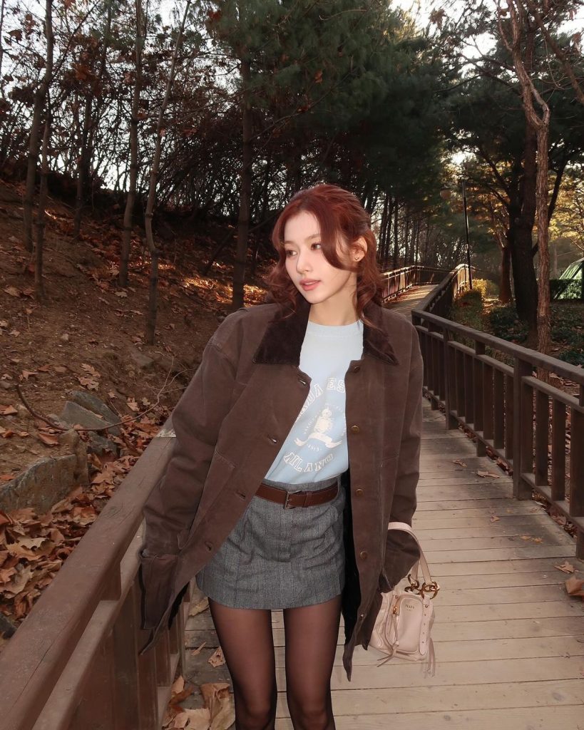 Nét nữ tính nhẹ nhàng của Sana trong outfit mùa thu. Ảnh: instagram @m.by__sana.