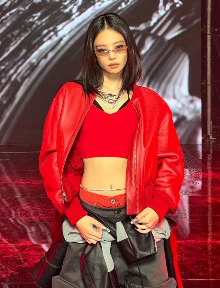Bra top, jacket da và quần cargo – chất chơi, ngầu và cực high-fashion. Ảnh: internet.