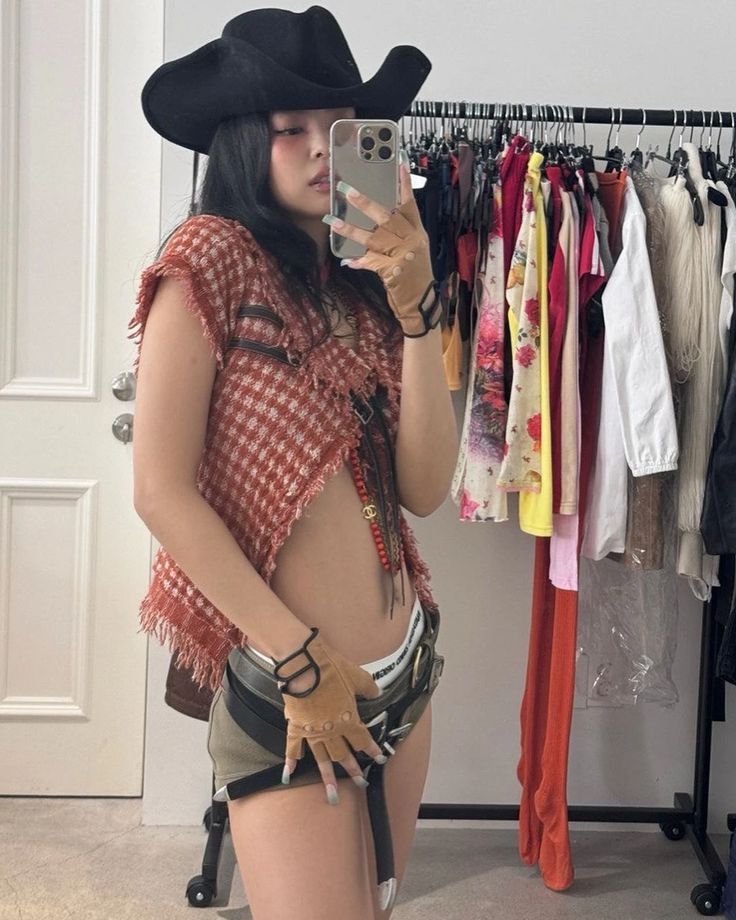 Trang phục của Jennie trở nên phá cách hơn khi kết hợp với chi tiết tua rua độc đáo. Ảnh: instagram @jennierubyjane.