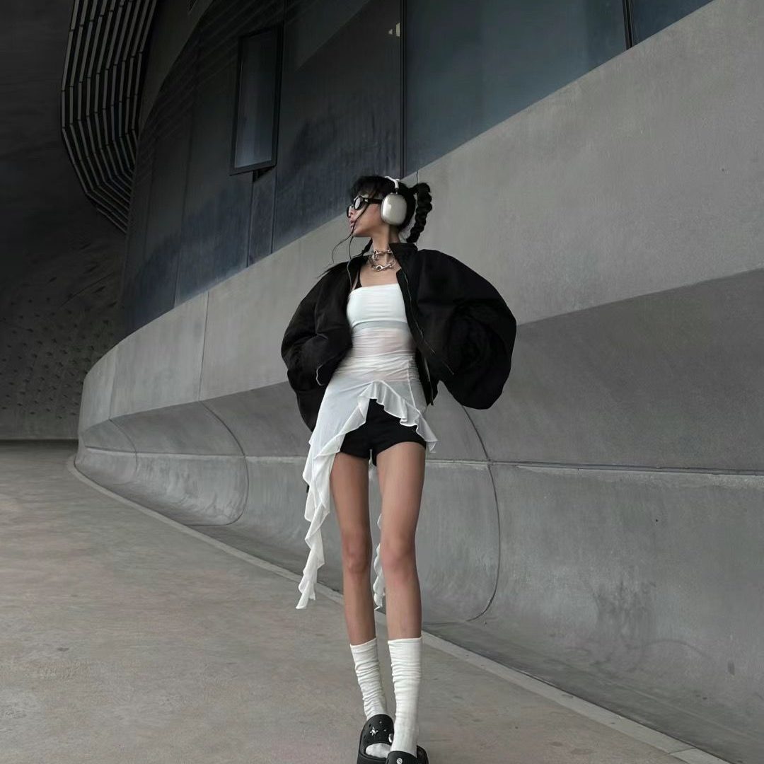 Outfit tua rua đơn giản nhưng đủ để outfit trở thành tâm điểm trong bất kỳ hoàn cảnh nào. Ảnh: internet.