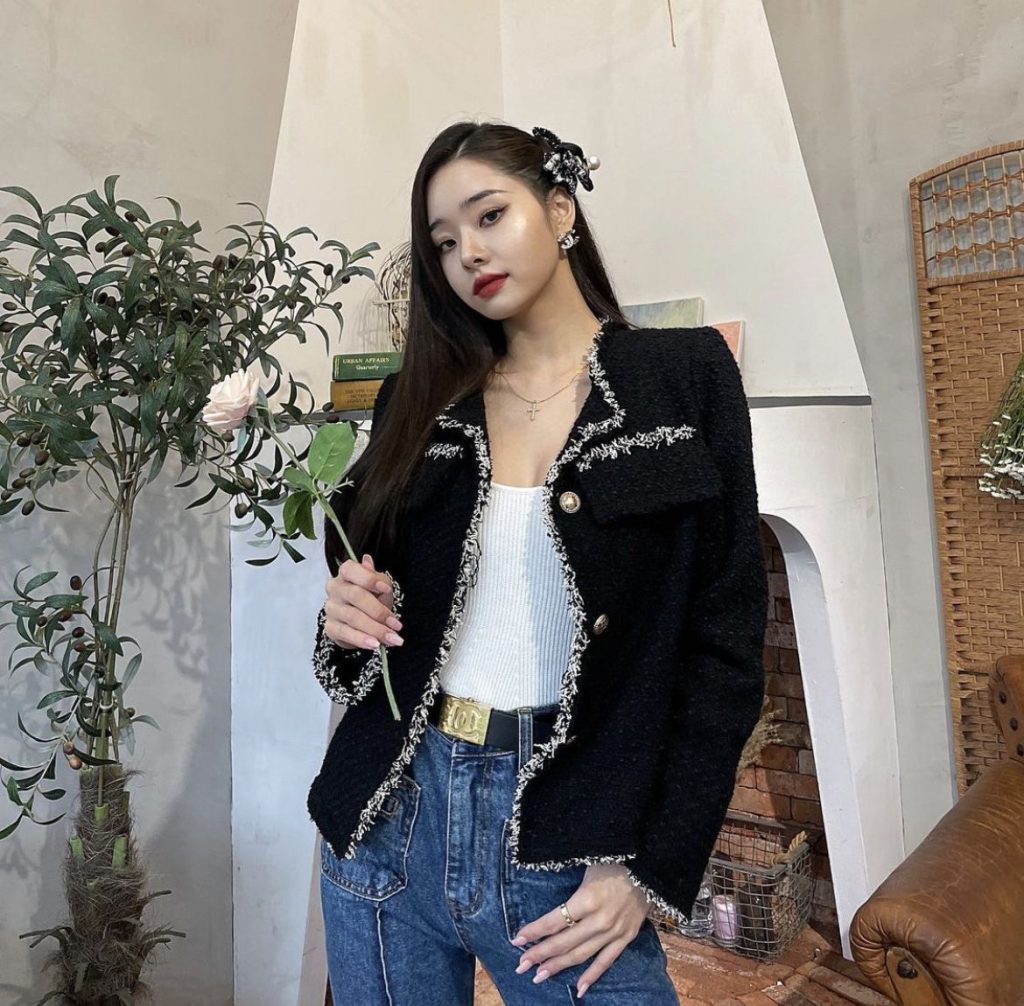 Áo tweed ngắn và quần jeans vintage đang dẫn đầu xu hướng. Ảnh: internet.