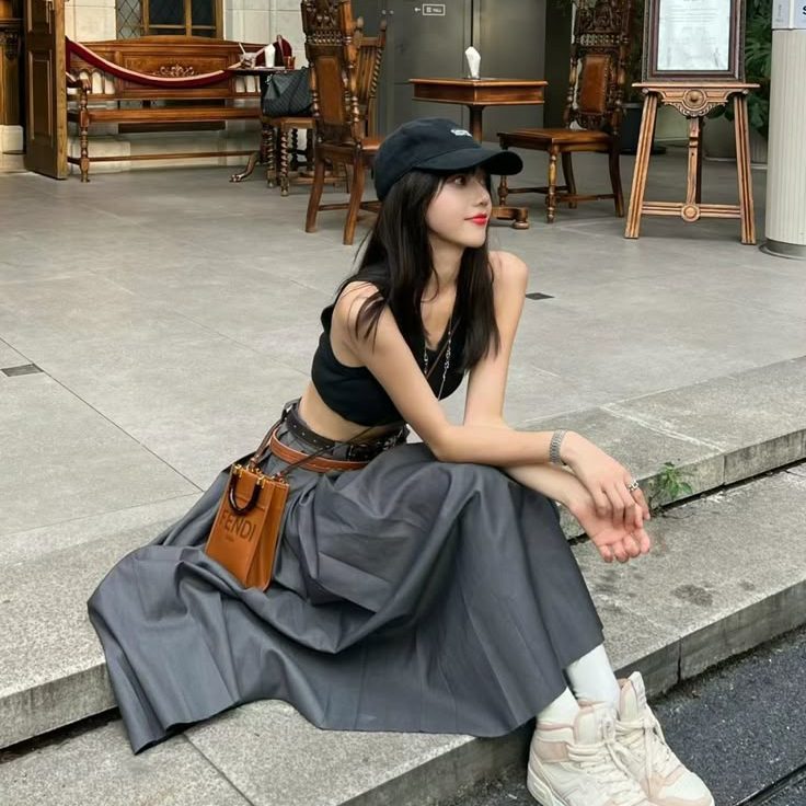 Váy áo bánh bèo vốn nhẹ nhàng, nữ tính kết hợp với mũ lưỡi trai lại mang nét khỏe khoắn và phóng khoáng. Ảnh: internet.