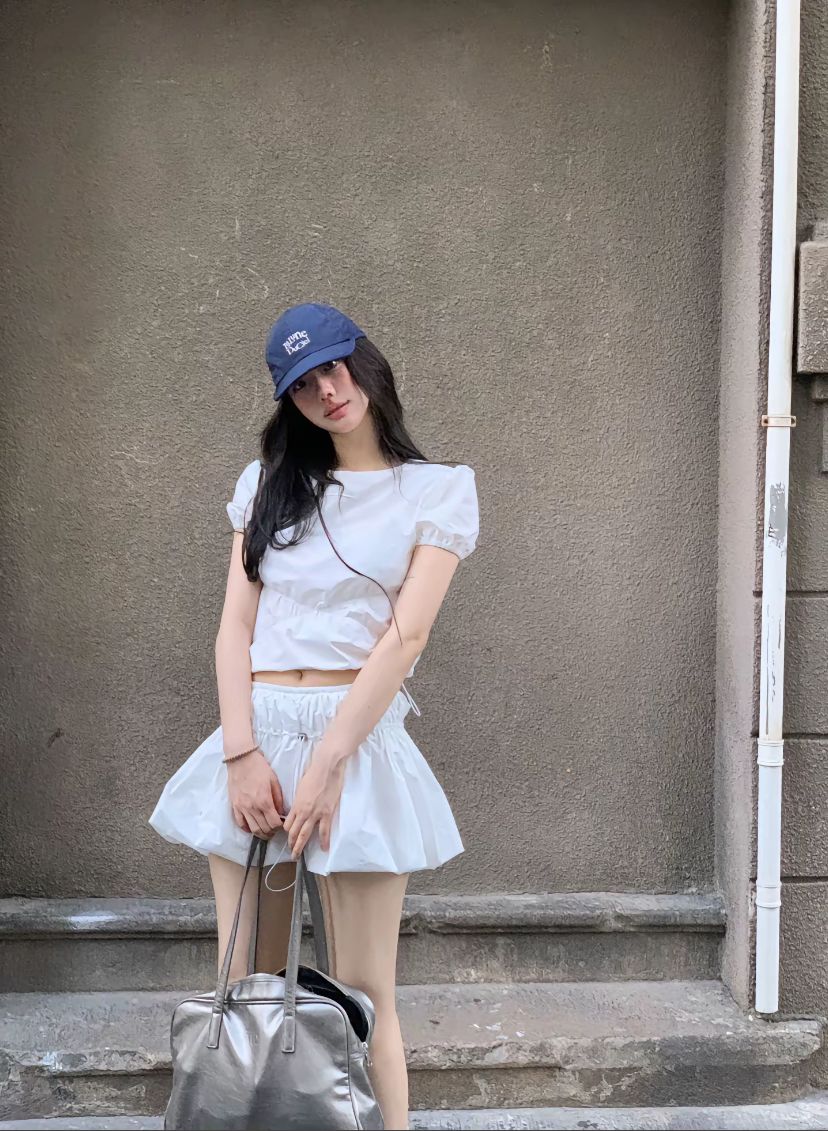 Nón lưỡi trai: Không chỉ sporty mà đến váy áo bánh bèo cũng hợp