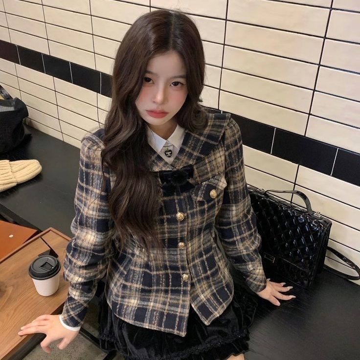Biến tấu suit với họa tiết caro và chiếc nơ xinh xắn, Aesthetic school-girl ngọt ngào, dễ ứng dụng hằng ngày. Ảnh: internet.
