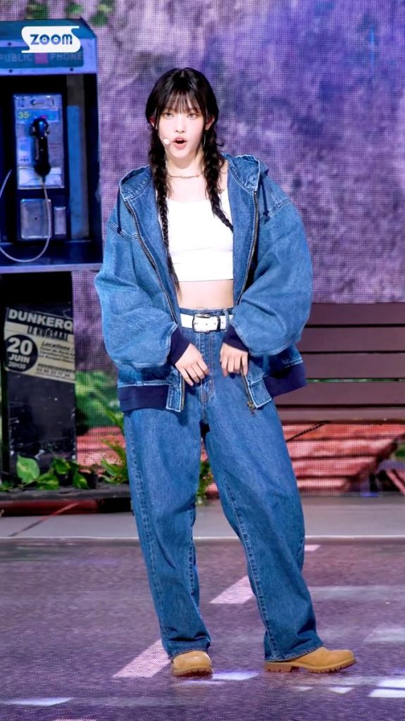 Áo khoác denim – áo ba lỗ/áo thun – quần denim cạp thấp: Cá tính đường phố. Ảnh: internet.