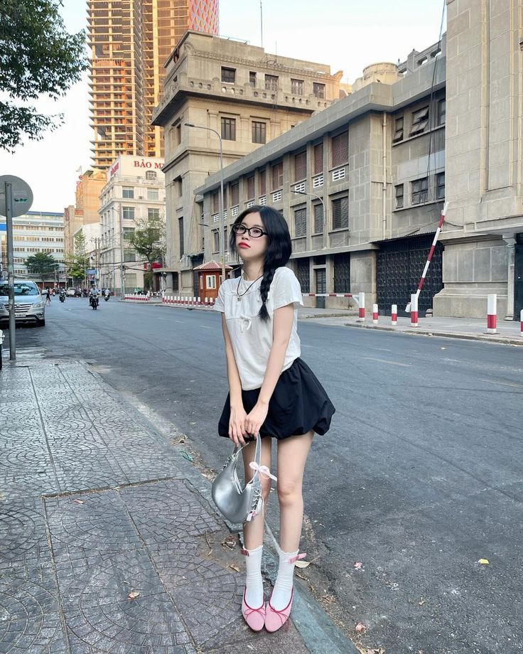 Phối áo thun đơn giản – trẻ trung và dễ ứng dụng. Ảnh: internet.