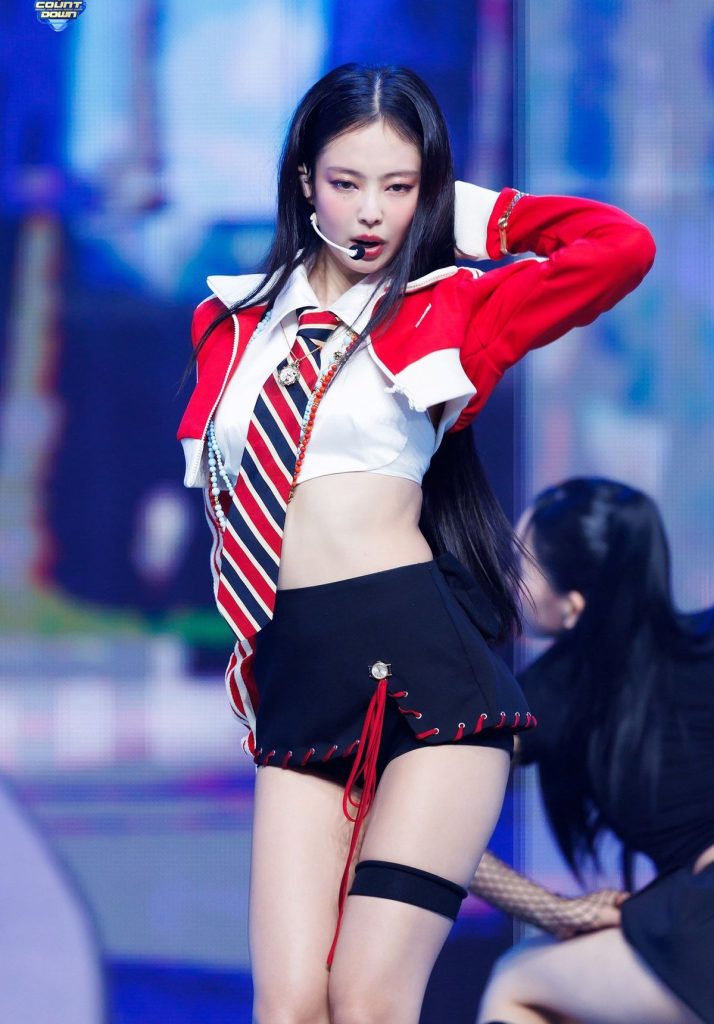 Crop jacket thể thao phối cà vạt kẻ, thần thái lạnh lùng nhưng cuốn hút. Ảnh: internet.