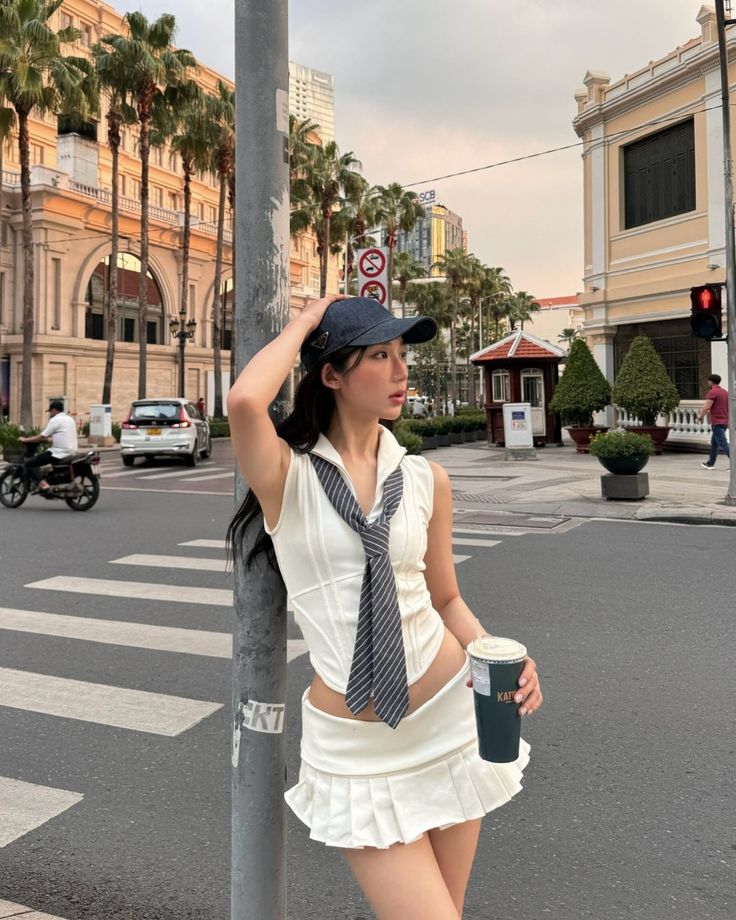 Váy áo bánh bèo vốn nhẹ nhàng, nữ tính kết hợp với mũ lưỡi trai lại mang nét khỏe khoắn và phóng khoáng. Ảnh: internet.