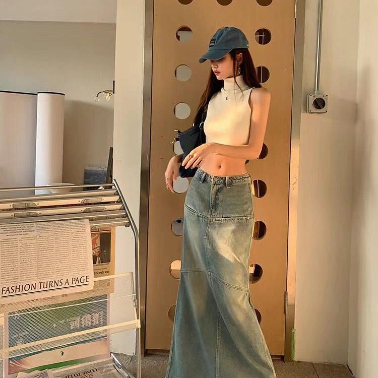 Chân váy denim phối với crop top ôm sát. Ảnh: internet.