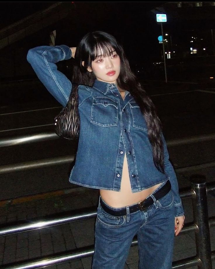 Set đồ denim on denim nữ trong xu hướng. Ảnh: internet.