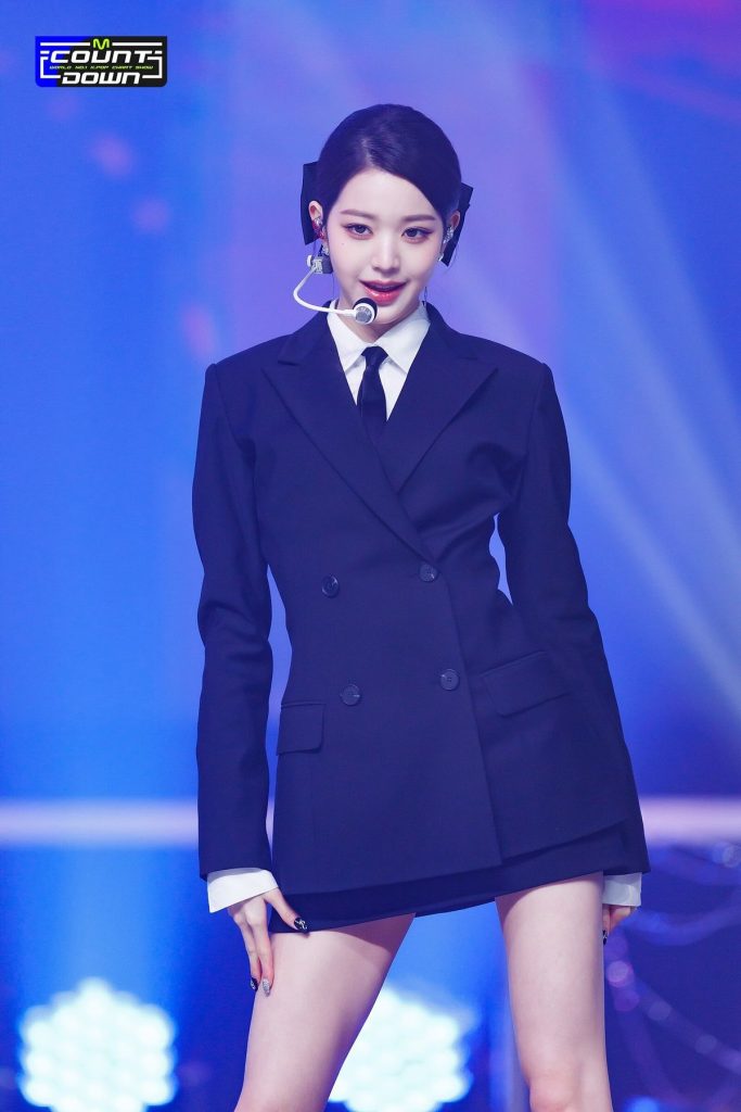 Jang Wonyoung (IVE) diện suit đen ôm gọn vòng eo, kết hợp sơ mi trắng – công thức ‘girl crush’ đỉnh cao trên sân khấu. Ảnh: internet.
