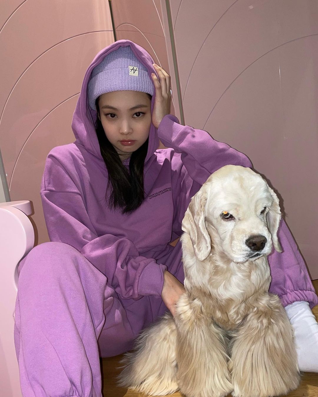 Jennie "cook" đẹp gam màu tím và biến nó thành xu hướng