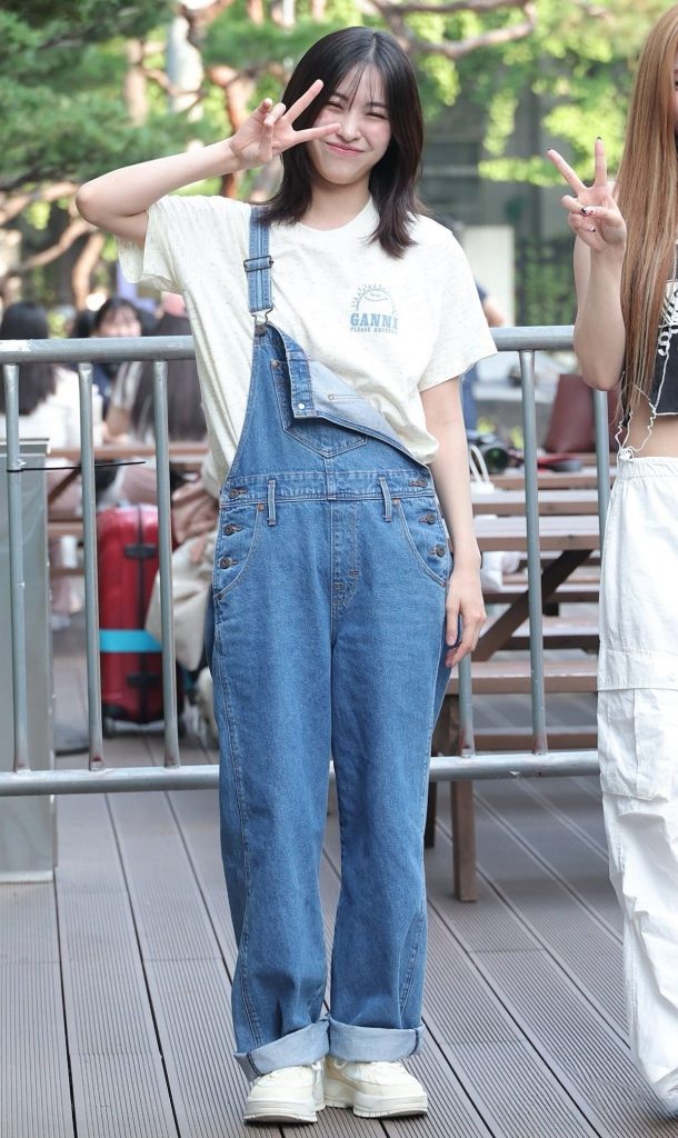 Ryujin (Itzy) trong trang phục jumpsuit dài denim cực đáng yêu. Ảnh: internet.