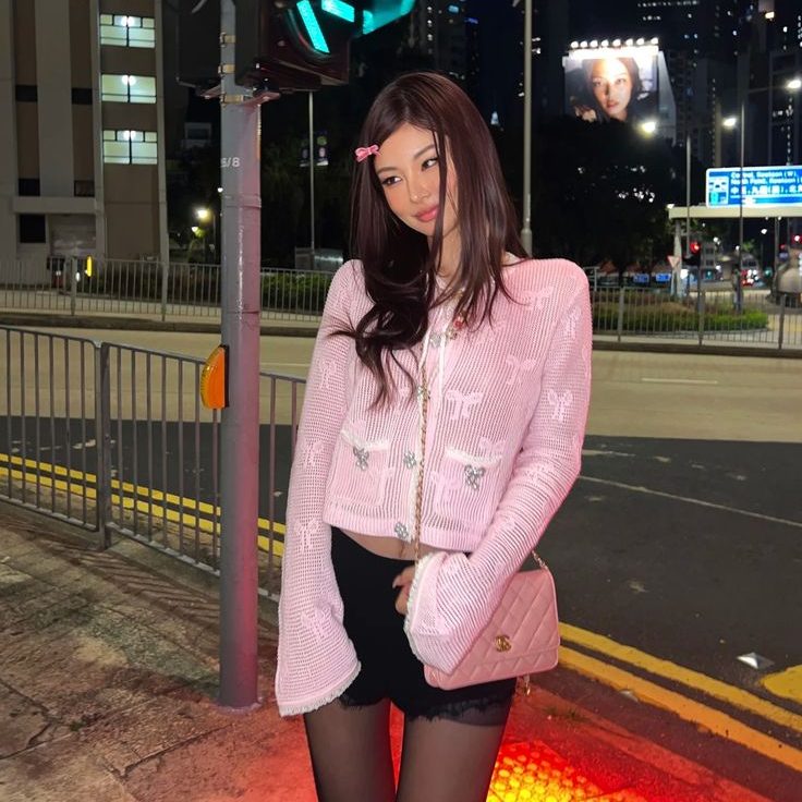 Áo cardigan hồng pastel phối với quần short đen. Ảnh: internet.