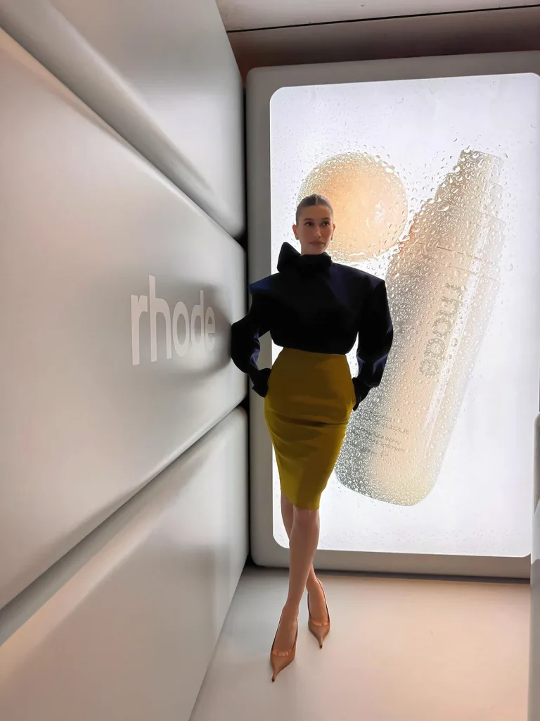 Hailey nổi bật trong buổi ra mắt Rhode - thương hiệu mỹ phẩm riêng của nàng. Ảnh: internet.
