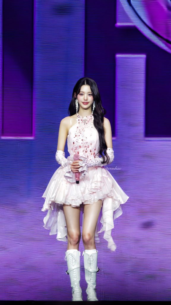 Nàng Jang Wonyoung (IVE) trong thiết kế đính đá và tua rua bắt mắt. Ảnh: internet.
