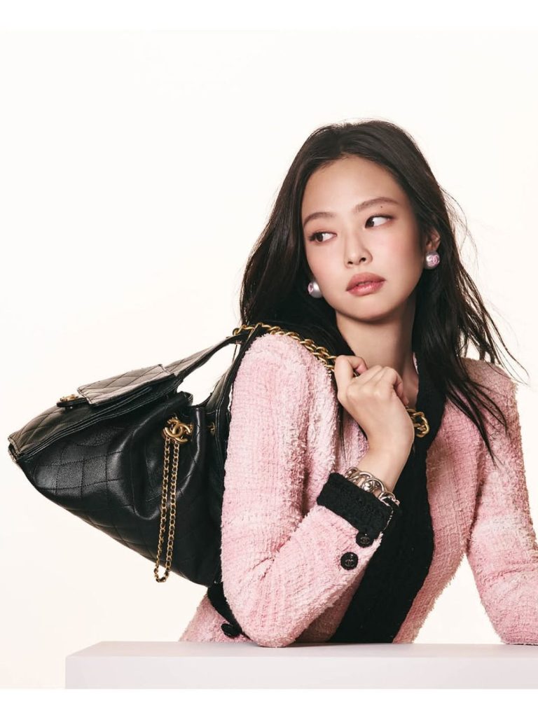 Không phải ngẫu nhiên mà mỗi lần Jennie xuất hiện với một thiết kế mới của Chanel, mạng xã hội đều bùng nổ. Ảnh: instagram @jennierubyjane.
