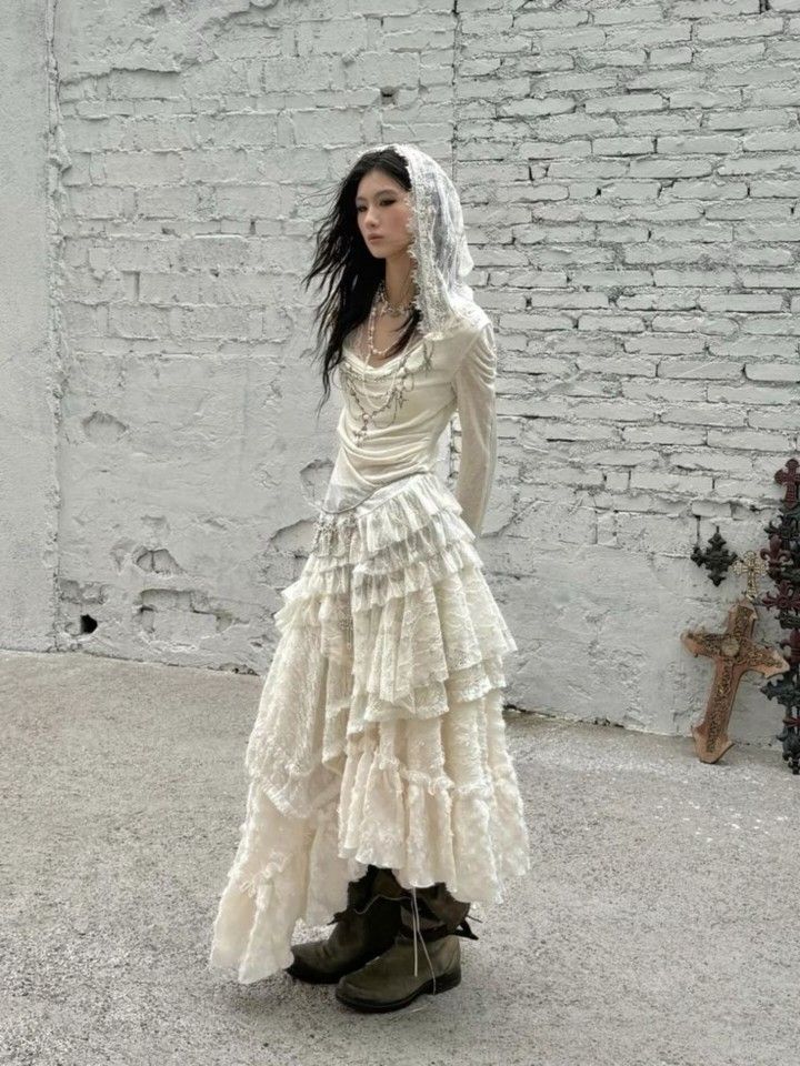 Nữ tính nhưng vẫn đầy cá tính với váy ren tầng phối boots. Ảnh: internet.