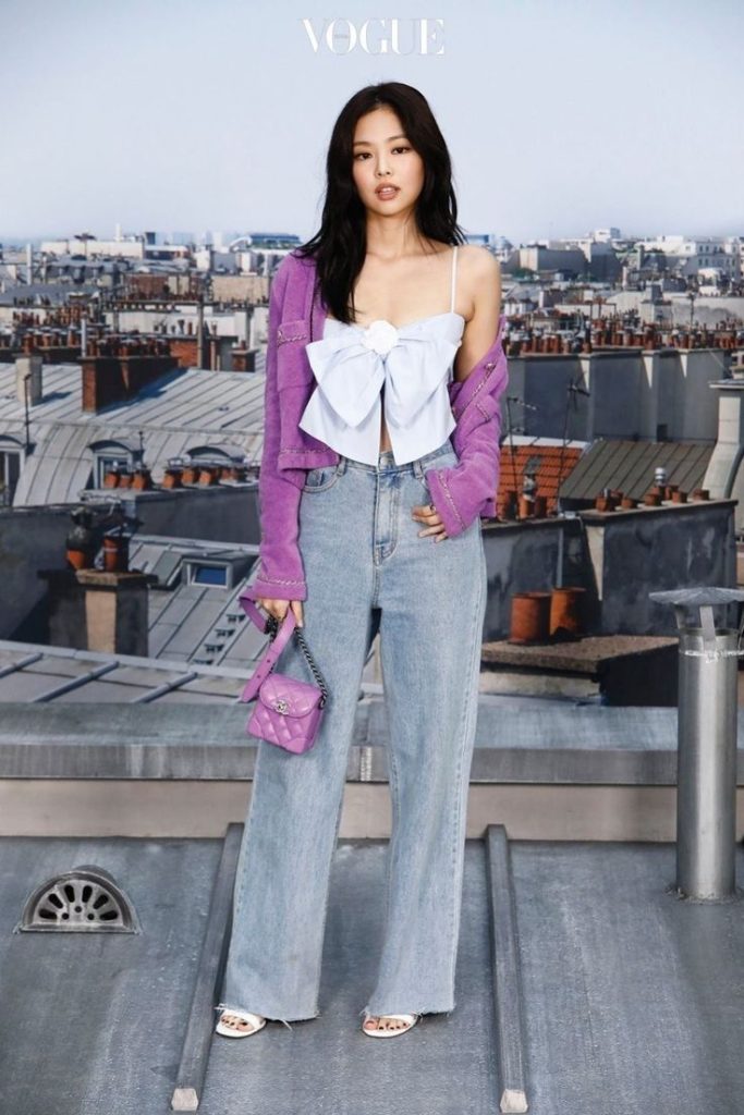 Jennie khoe streetstyle chuẩn sang chảnh với áo khoác và túi gam tím. Ảnh: internet.