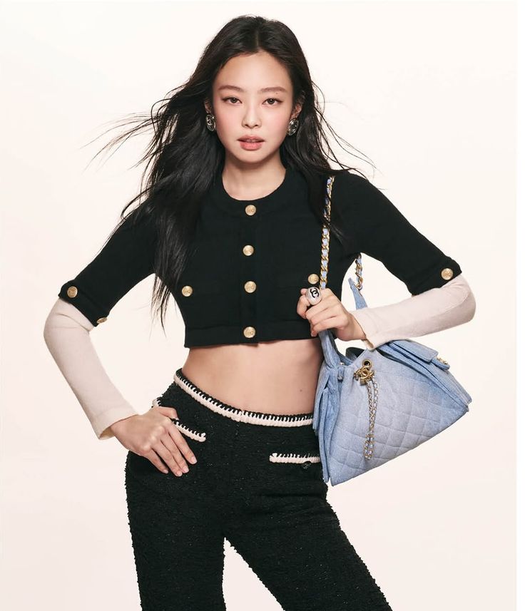 Không phải ngẫu nhiên mà mỗi lần Jennie xuất hiện với một thiết kế mới của Chanel, mạng xã hội đều bùng nổ. Ảnh: instagram @jennierubyjane.