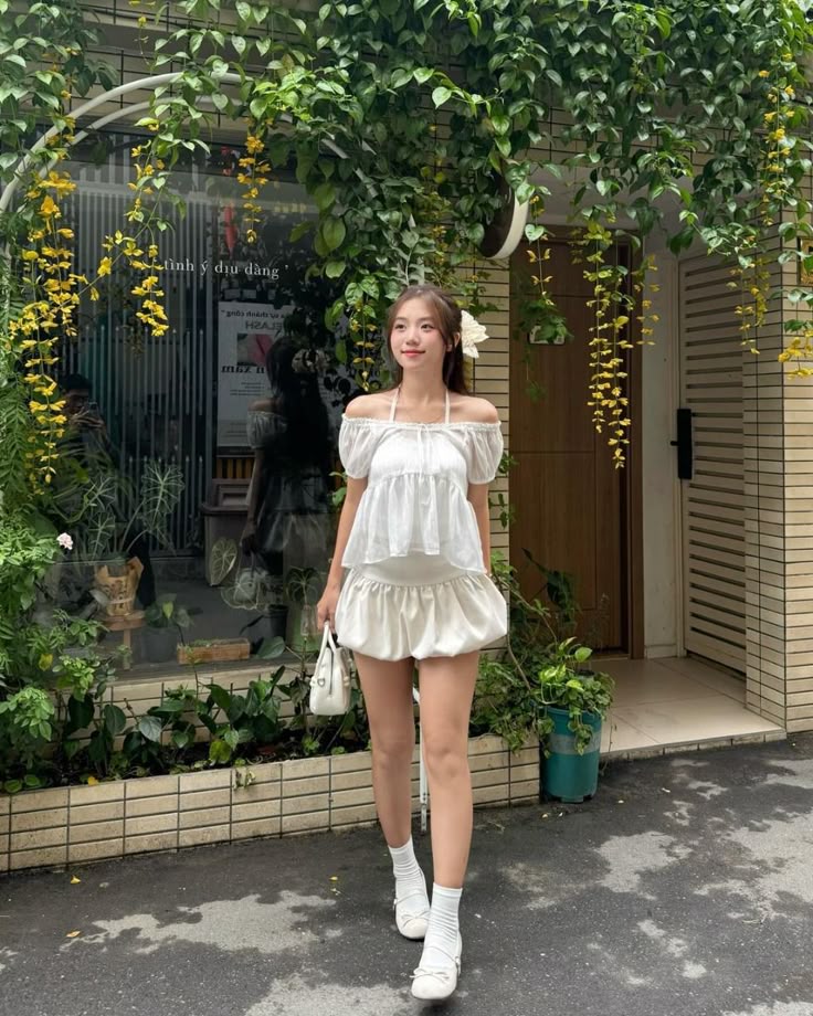 Chỉ cần một chiếc chân váy bí trong tủ đồ, bạn đã có thể biến hóa linh hoạt để phù hợp với nhiều hoàn cảnh khác nhau. Ảnh: internet.