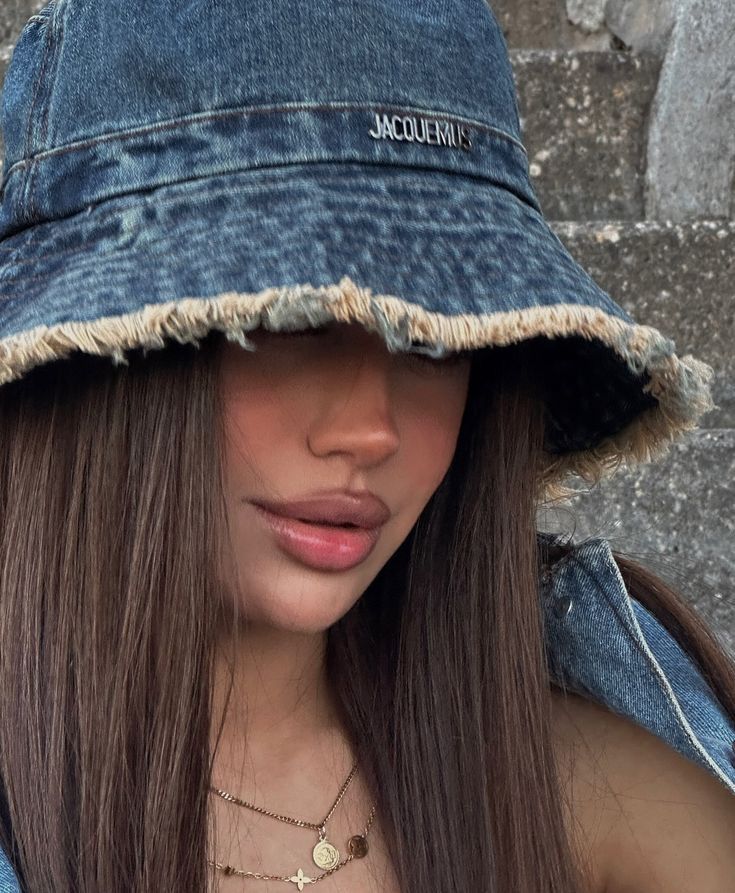Mỗi phụ kiện denim đều gợi lên vibe retro nhưng lại dễ kết hợp với các item hiện đại. Ảnh: internet.